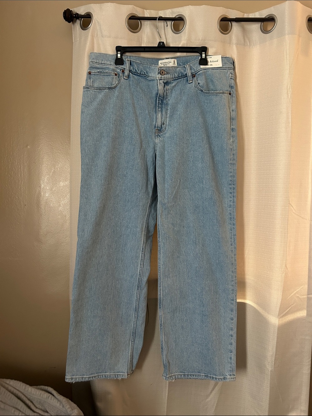 Abercrombie & Fitch the 90s relaxed Jean high rise